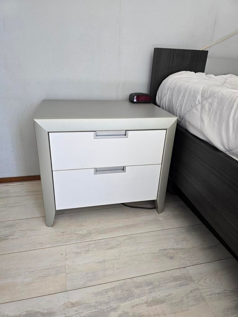Nachtkastje (zilver met witte lades), Huis en Inrichting, Slaapkamer | Nachtkastjes, Gebruikt, Minder dan 55 cm, 45 tot 65 cm