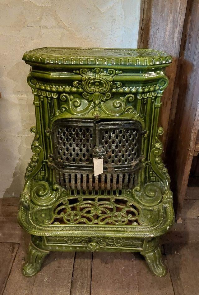 Oude gietijzer geemailleerde kachel uit Art Nouveau periode, Antiek en Kunst, Ophalen