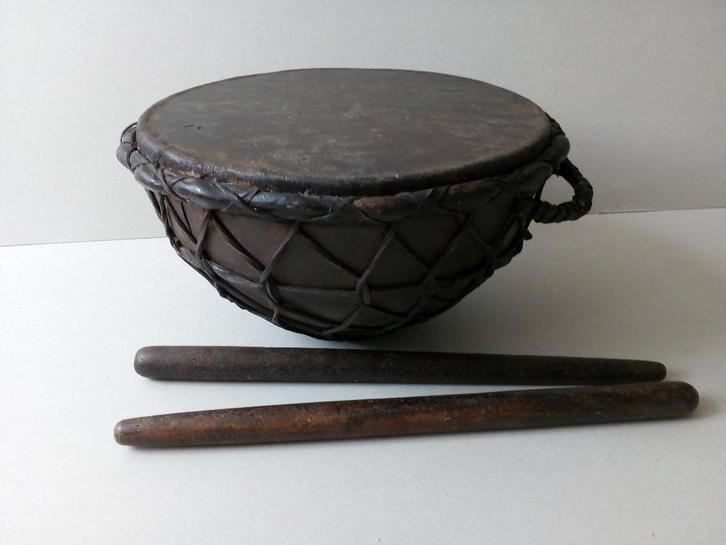 Afrikaanse trommel met originele drumstokken., Muziek en Instrumenten, Percussie, Gebruikt, Trommel, Ophalen of Verzenden