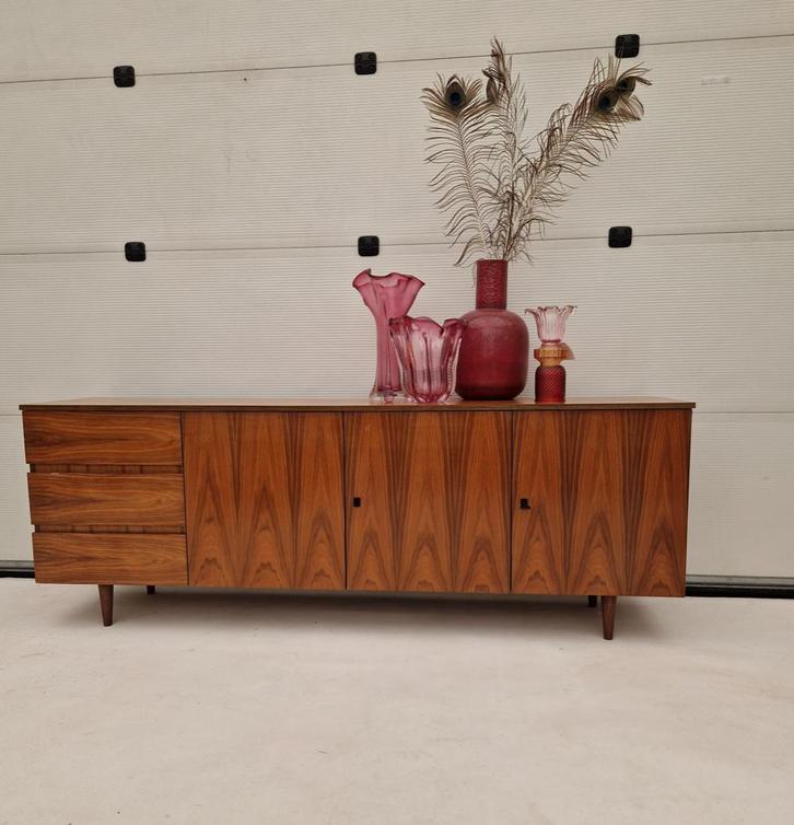 Vintage dressoir met mooie 'vlam' en drie laden., Huis en Inrichting, Kasten | Dressoirs, Gebruikt, 200 cm of meer, 25 tot 50 cm