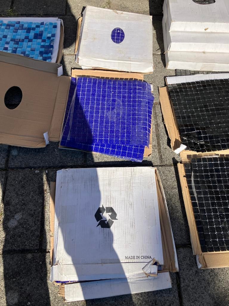 Gratis Restpartij badkamer (mozaïek)tegels, Ophalen, Zo goed als nieuw, Minder dan 5 m², 20 tot 40 cm