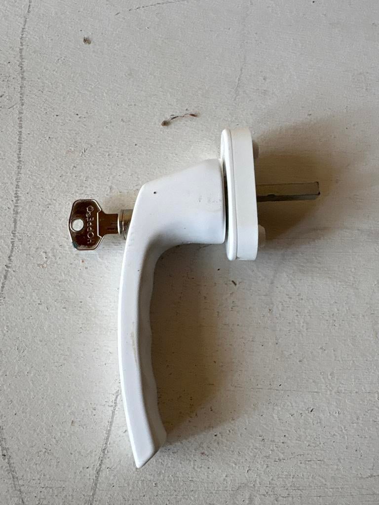 Klink draai kiep raam met sleutel - Wit, 75 tot 150 cm, Overige materialen, Gebruikt, Raamkozijn