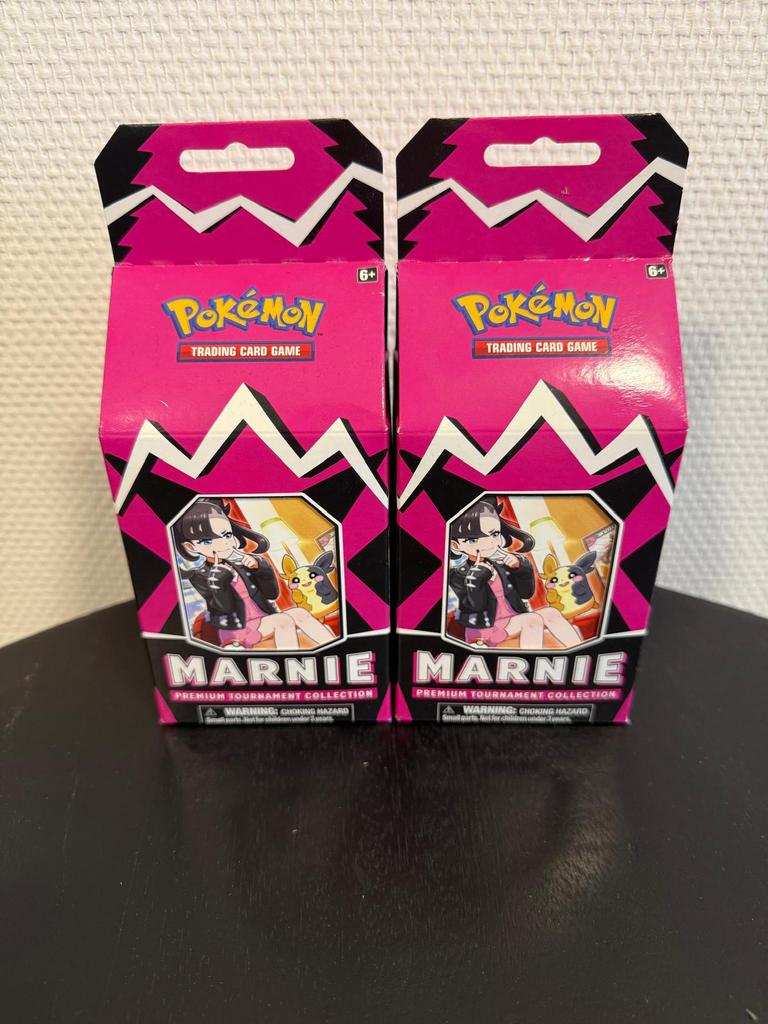 Pokemon Marnie Premium Tournament Collection Box SEALED!, Hobby en Vrije tijd, Verzamelkaartspellen | Pokémon, Ophalen of Verzenden