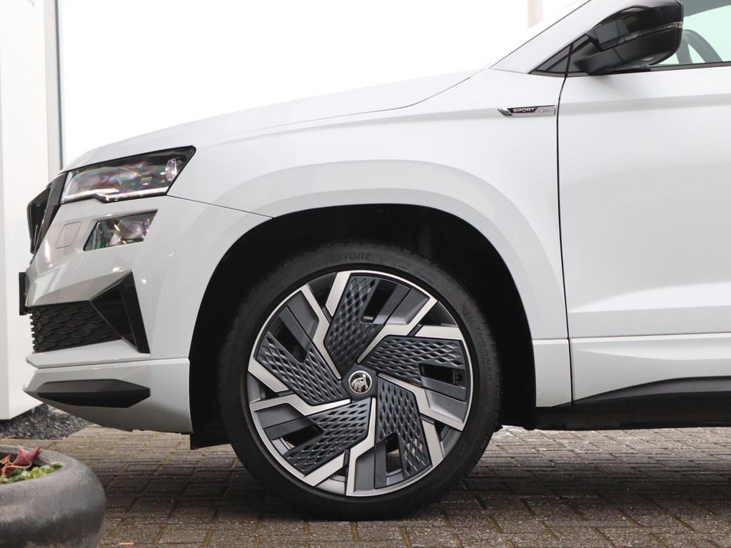 Skoda Karoq 1.5 TSI 150 pk DSG ACT Sportline | Trekhaak | Sm, Stof, 4 cilinders, 150 pk, Wit