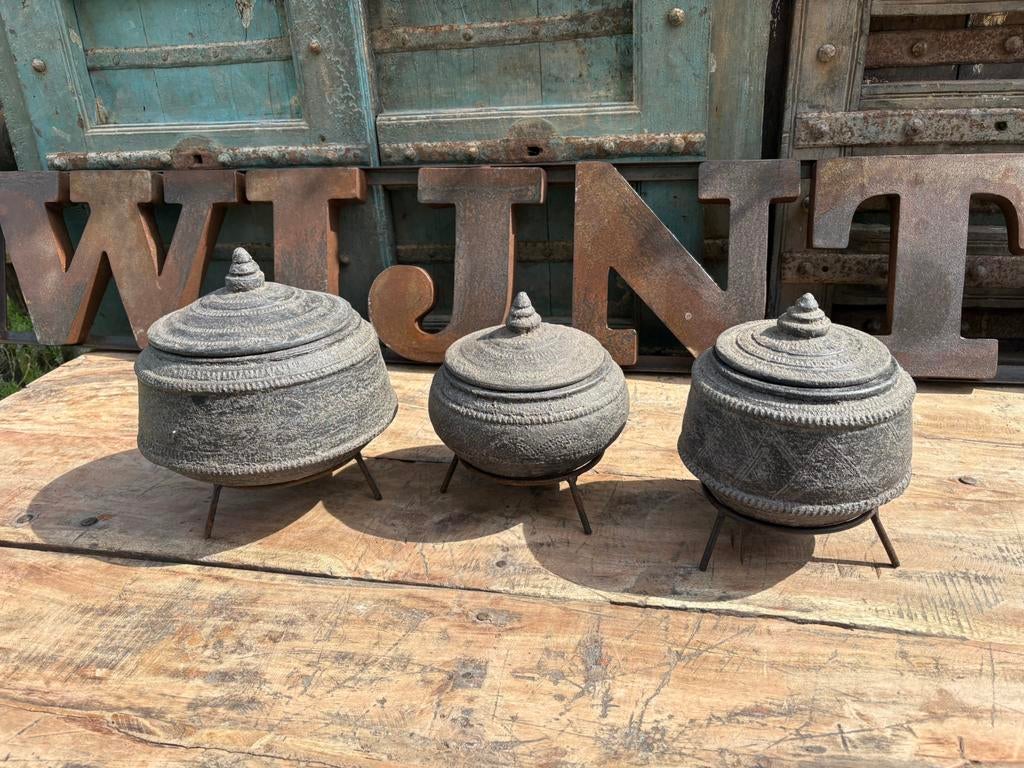 Set van 3 stenen potten met deksel op ijzeren ring, Nieuw, Ophalen of Verzenden, Nvt, Steen/keramiek