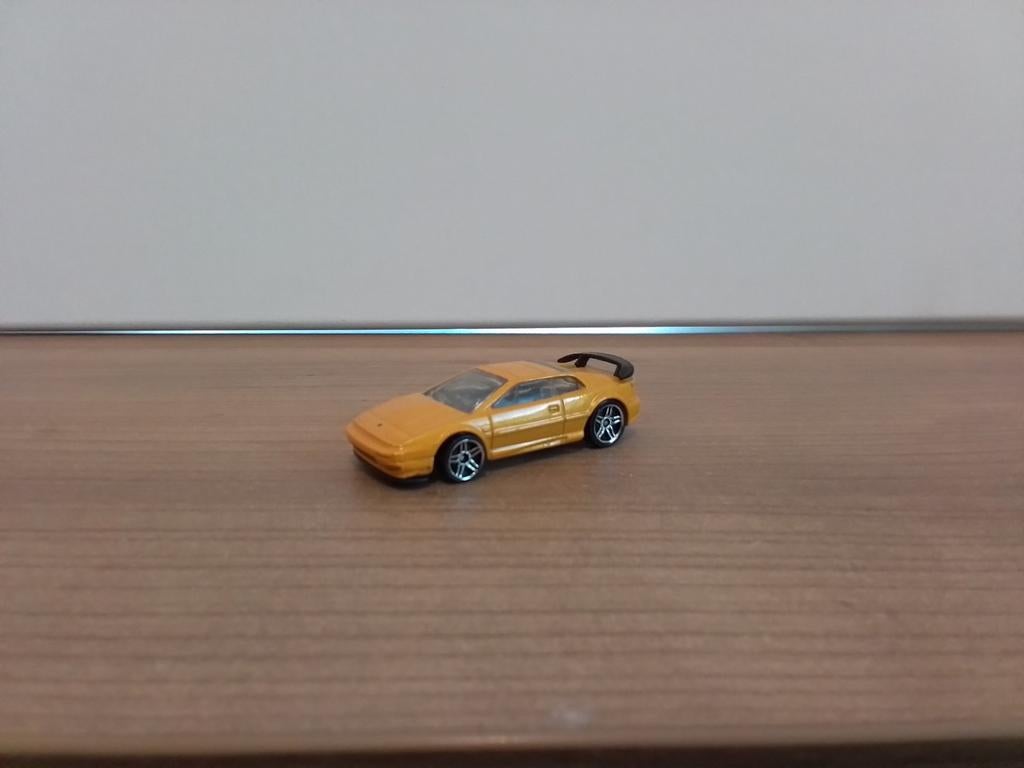LOTUS ESPRIT.  geel.  Schaal  1:64., Ophalen of Verzenden, Zo goed als nieuw, Auto, Solido