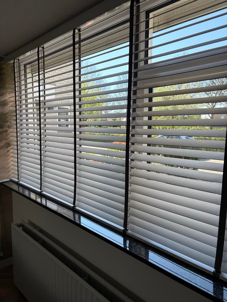 Luxaflex houten lamellen - Wit met grijze banden., Ophalen, 150 tot 200 cm, Zo goed als nieuw, Wit