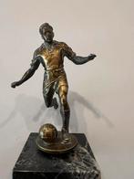 Antiek :  bronzen voetballer op marmeren sokkel, Ophalen of Verzenden
