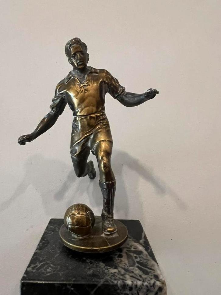 Antiek :  bronzen voetballer op marmeren sokkel, Antiek en Kunst, Kunst | Beelden en Houtsnijwerken, Ophalen of Verzenden