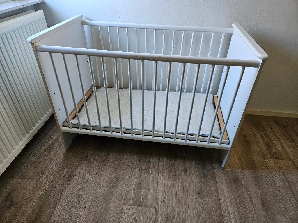 Baby/peuterledikant, Kinderen en Baby's, Kinderkamer | Bedden, Ophalen, Gebruikt, Lattenbodem, Minder dan 140 cm