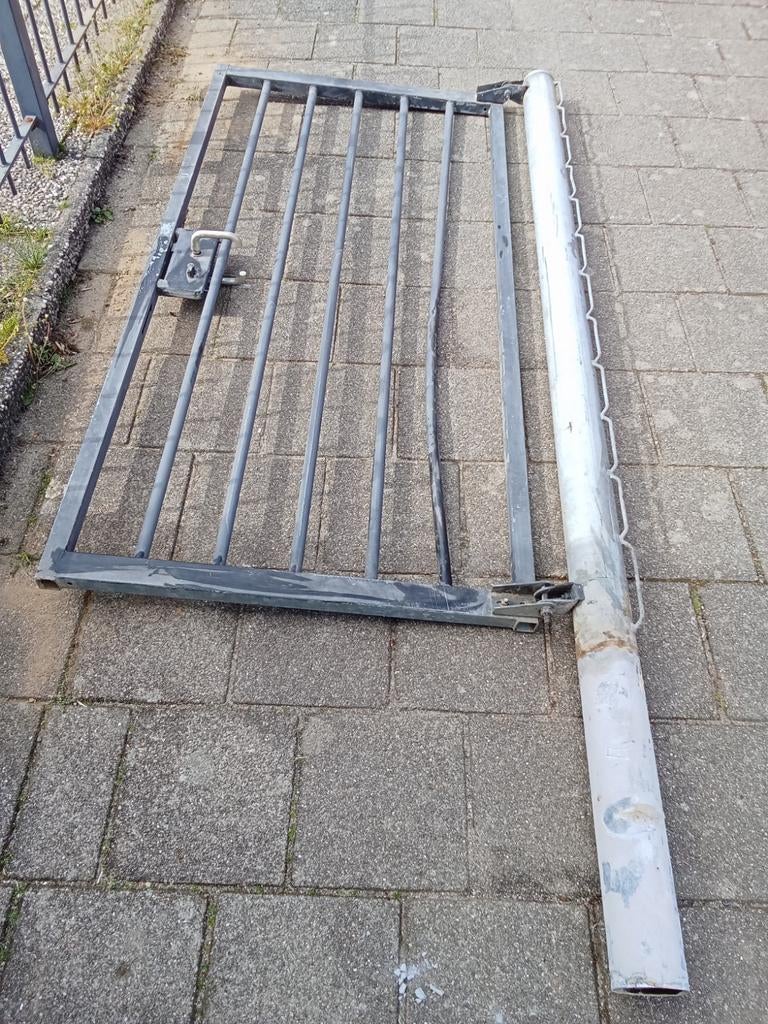 Gebruikte poort met paal, Met poort, Gebruikt, IJzer, Spijlenhekwerk