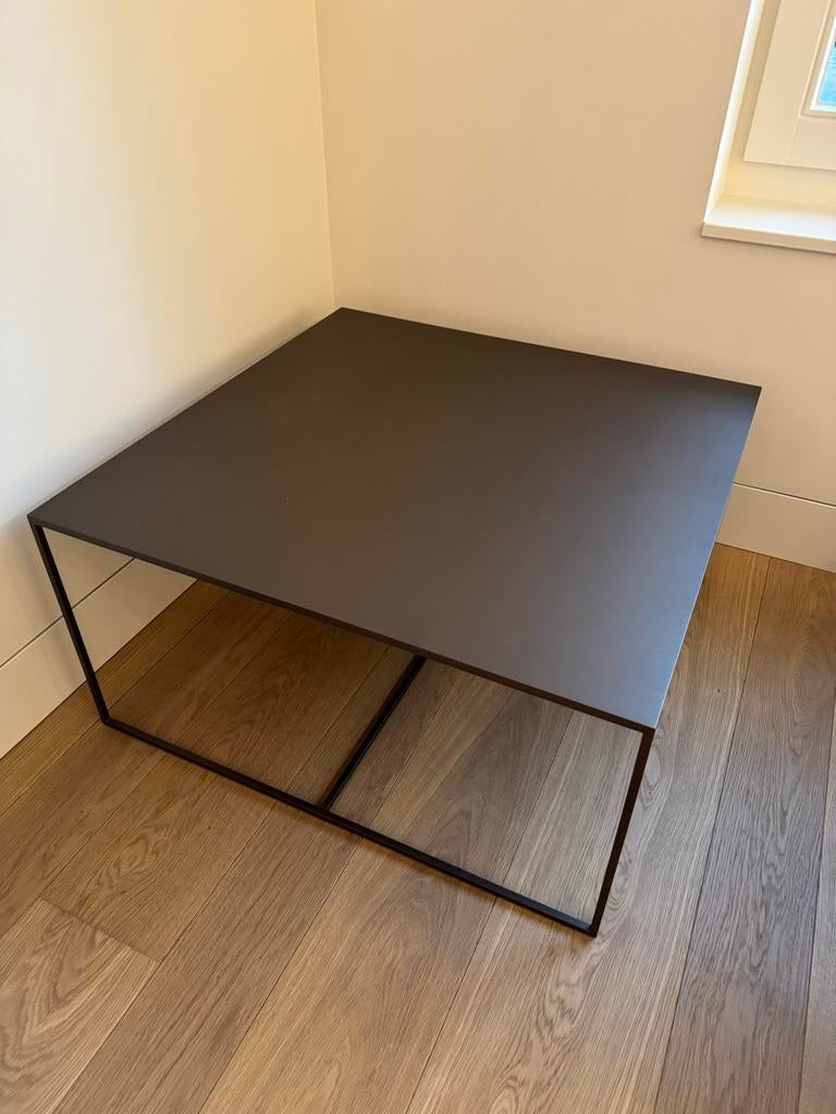 Minotti “Leger” bronzen salon- & bijzettafel, Huis en Inrichting, Tafels | Salontafels, Vierkant, Zo goed als nieuw, Metaal, Minder dan 50 cm