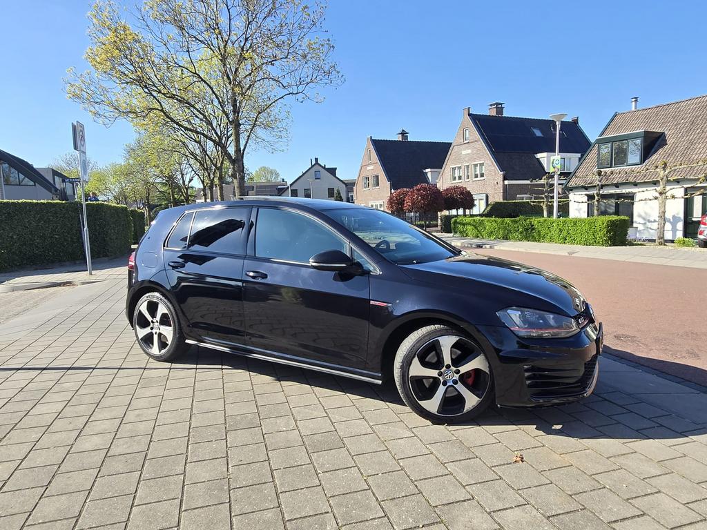 Volkswagen golf 7gti  2014 Zwart pano trekhaak 300pk stage 1, Stof, Euro 6, 4 cilinders, 1984 cc