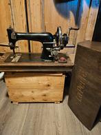 Antieke naaimachine uit 1910 - 1930 +-, Ophalen