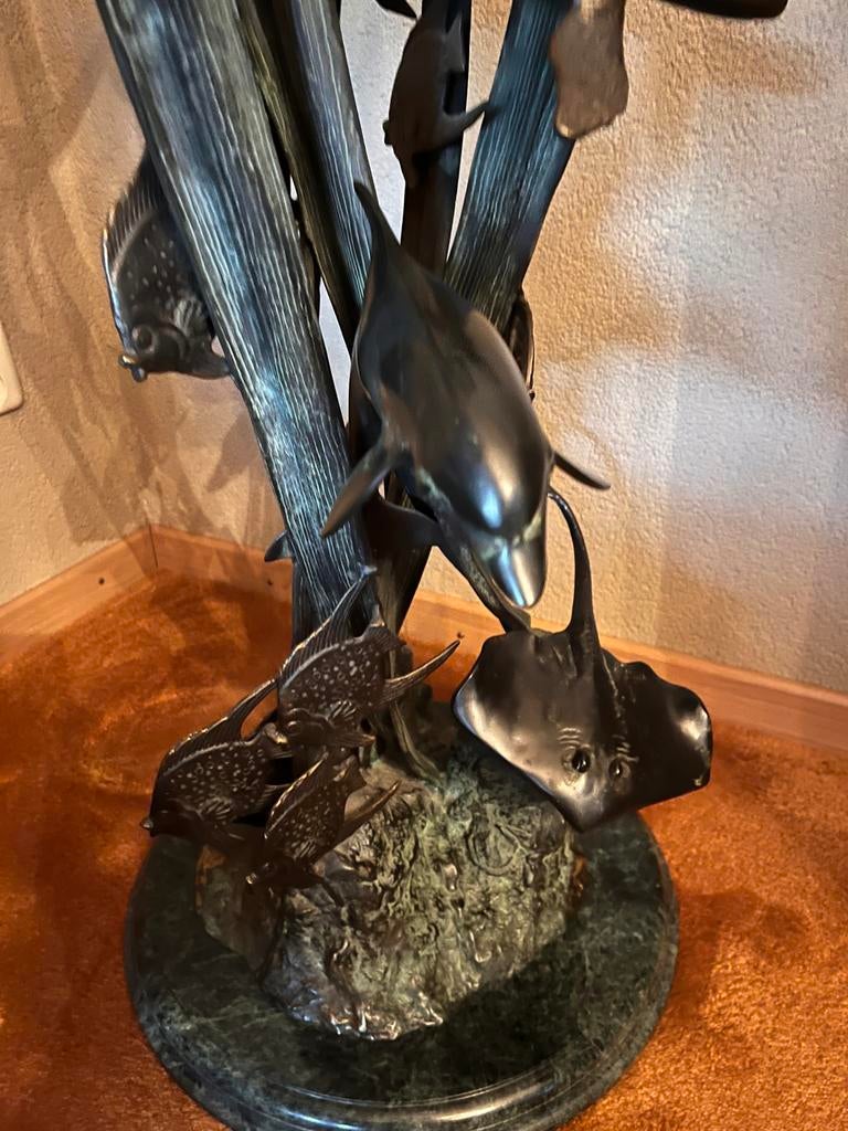 Zwaar bronzen beeld met dolfijnen en zeedieren, Antiek en Kunst, Ophalen, 50 - 100 cm, Zwart, Zeeleven