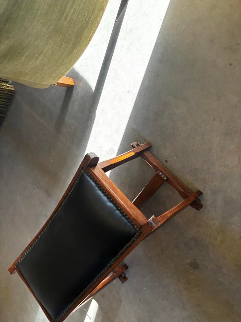 Antieke houten kruk met zwart lederen zitting, Ophalen