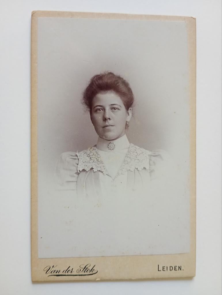 CDV Leiden Vrouw, Verzamelen, Foto's en Prenten, Gebruikt, Foto, Ophalen of Verzenden, Voor 1940