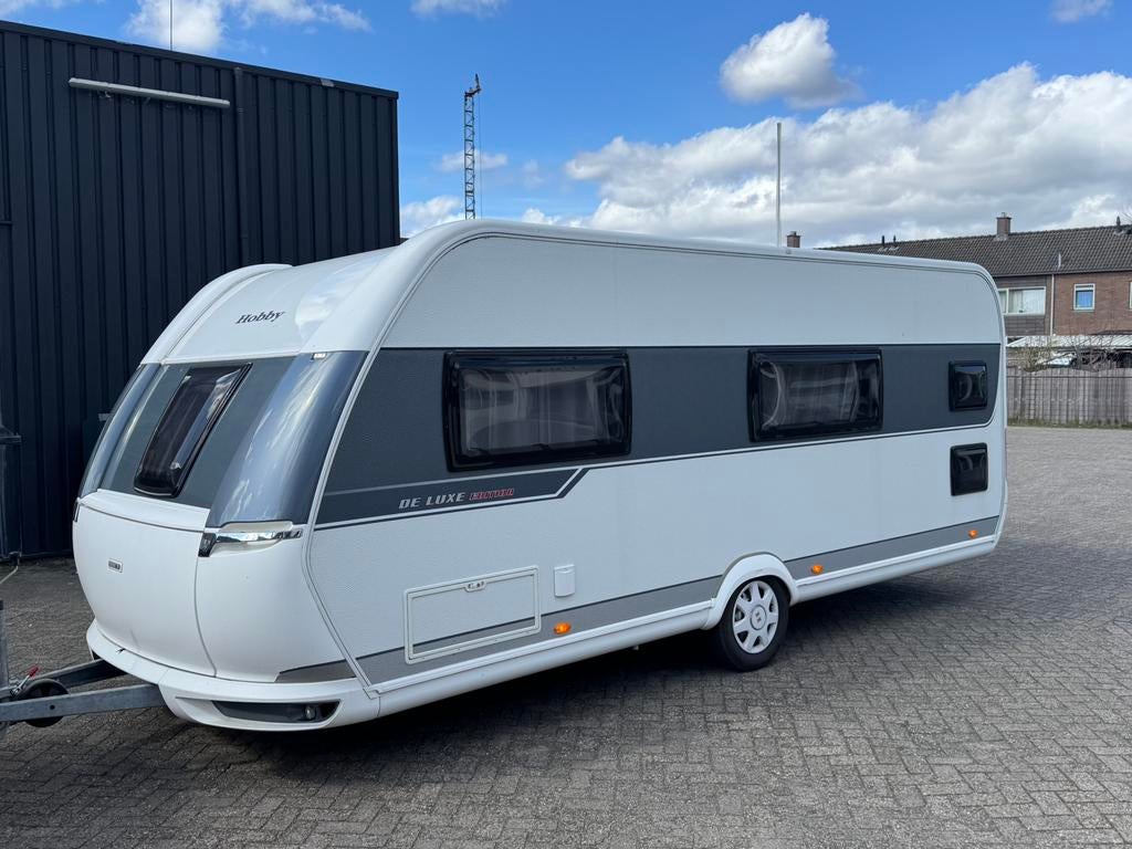 Hobby 560 KMFe De Luxe Edition | 3-peers stapelbed |voortent, Caravans en Kamperen, Caravans, Rondzit, Hobby, Bedrijf, Ringverwarming