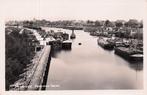 Maasbracht - Panorama HAVEN met veel schepen (1957), Verzamelen, Ansichtkaarten | Nederland, Ophalen of Verzenden, 1940 tot 1960