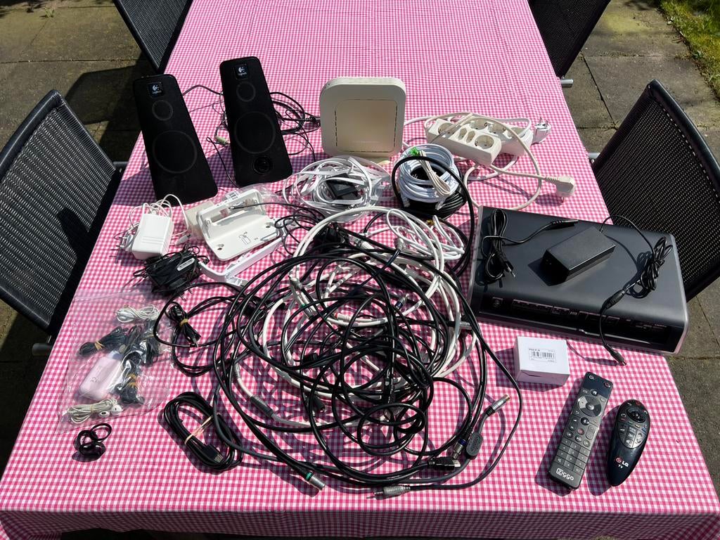 Partij elektronica: Ziggo Mediabox, Speakers, Kabels, Apple, Ophalen of Verzenden, Zo goed als nieuw