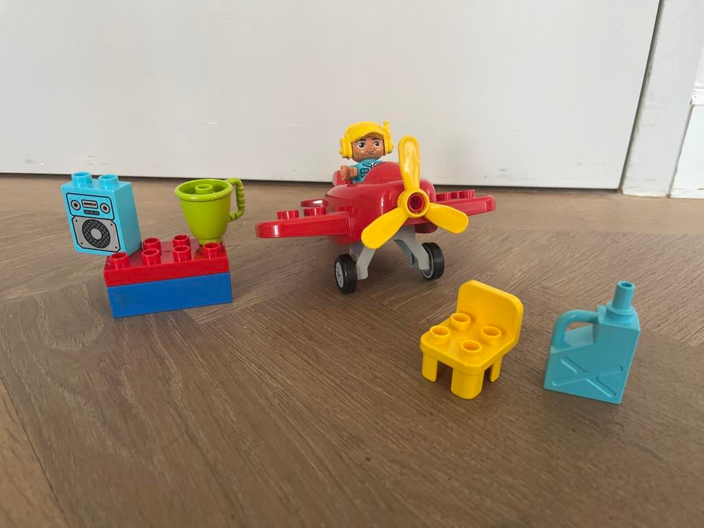 Duplo vliegtuig met piloot en accessoires 2+ | #10908, Kinderen en Baby's, Speelgoed | Duplo en Lego, Inclusief minifiguren, Gebruikt