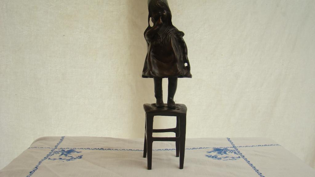 Meisje staan op een stoel ( Brons, Antiek en Kunst, Kunst | Beelden en Houtsnijwerken, Ophalen of Verzenden