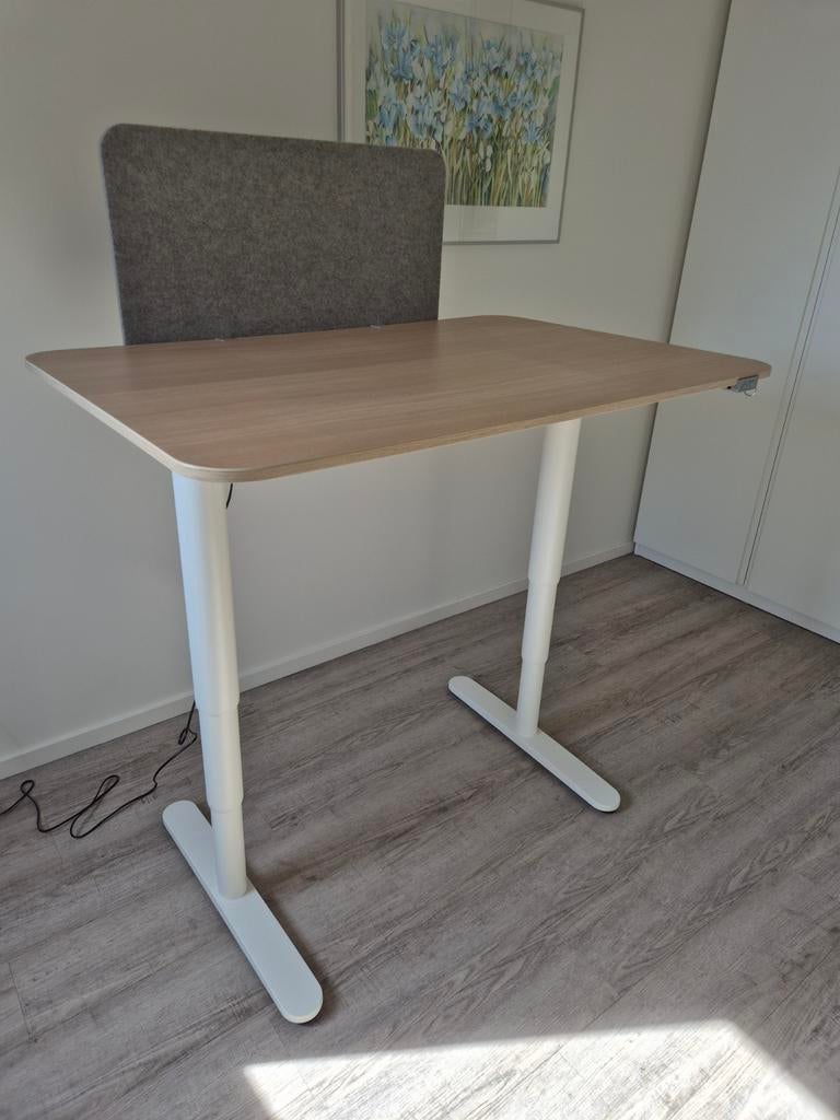ALS NIEUW Elektrisch Zit /Sta Bureau van Ikea type Bekant, Huis en Inrichting, Bureaus, Ophalen, Elektrisch, Zo goed als nieuw
