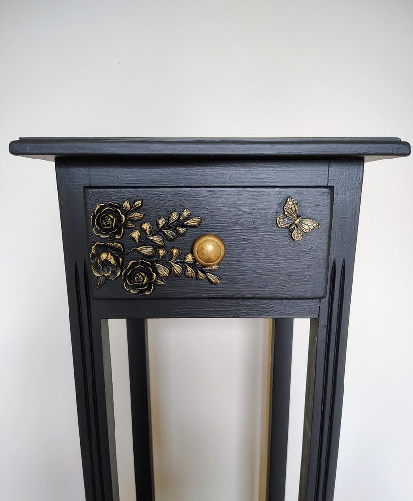 Uniek zwart planten tafeltje met resin art bloemen, Huis en Inrichting, Kasten | Ladekasten, Ophalen, Minder dan 50 cm, 1 of 2 laden