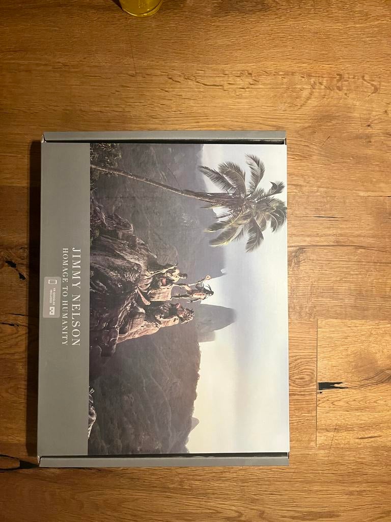 Jimmy Nelson Homage to Humanity fotoboek met VR goggles, Boeken, Ophalen, Zo goed als nieuw, Fotografie algemeen