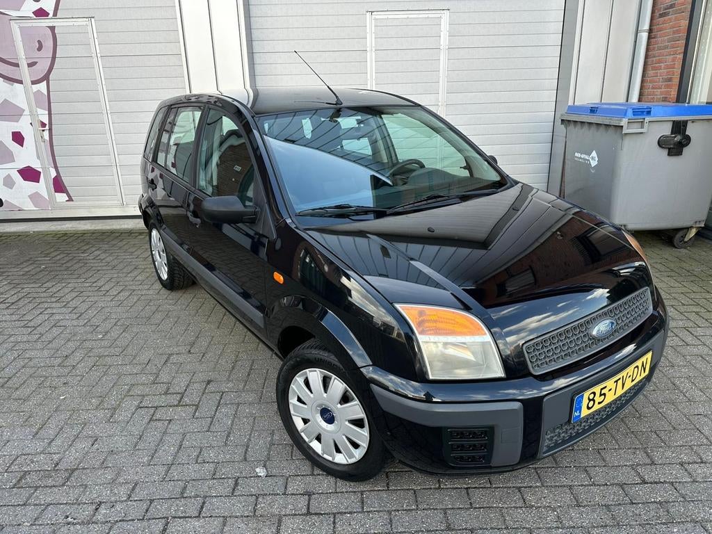 Keurige Ford Fusion met trekhaak weinig km bj 2007, Auto's, Voorwielaandrijving, 194 pk, 4 cilinders, Zwart