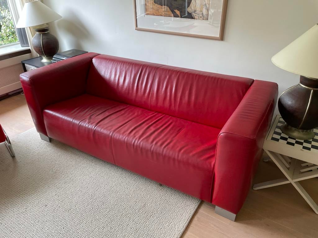 Stijlvol rood leren bankstel - 2-zits - Ikea, Huis en Inrichting, Banken | Bankstellen, Ophalen, Gebruikt, Driepersoons, Rechte bank