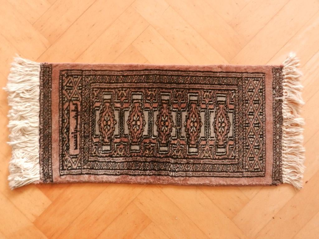 Perzisch oosters tapijt zijde beige en zwart, tekst 31x61 cm, Huis en Inrichting, Stoffering | Tapijten en Kleden, Minder dan 50 cm