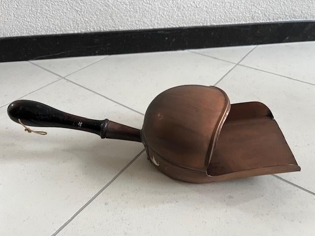 Rood koperen kolenschep, Ophalen