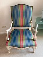 Klassieke fauteuil met sierlijk houten frame en stof, Huis en Inrichting, Fauteuils, Ophalen, Gebruikt, Barok stijl, Minder dan 75 cm