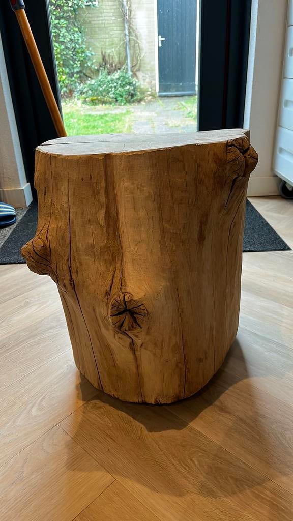 Robuuste boomstam bijzettafel op pootjes, Huis en Inrichting, Tafels | Bijzettafels, Minder dan 55 cm, Rond, Zo goed als nieuw