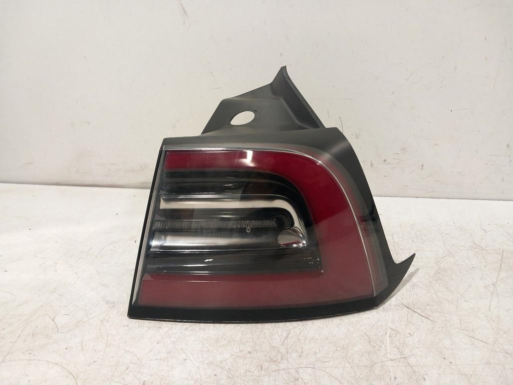 Achterlicht carrosserie rechts Tesla Model 3, Onderdelen@venauto.nl, Van der Ven Autorecycling B.V., Gebruikt, Ettenseweg 76, 4706 PB Roosendaal, The Netherlands