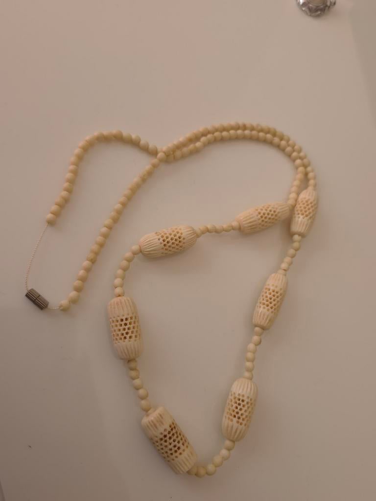 Ketting van hoorn of ivoor, Ophalen of Verzenden, Overige materialen, Ketting