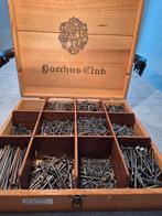 Diverse Spijkers in Vintage Houten Kist - Bacchus Club, Doe-het-zelf en Verbouw, IJzerwaren en Bevestigingsmiddelen, Ophalen, Gebruikt