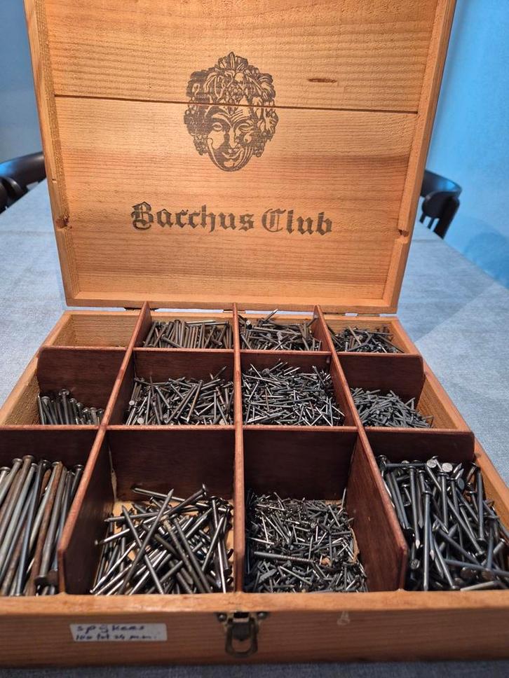 Diverse Spijkers in Vintage Houten Kist - Bacchus Club, Doe-het-zelf en Verbouw, IJzerwaren en Bevestigingsmiddelen, Gebruikt