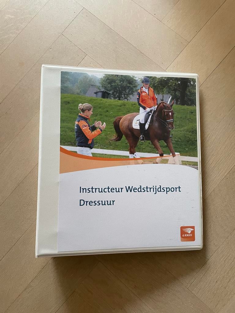 ORUN 4 Wedstrijdsport Dressuur Theorie Map KNHS, Ophalen of Verzenden, Zo goed als nieuw, Overige niveaus