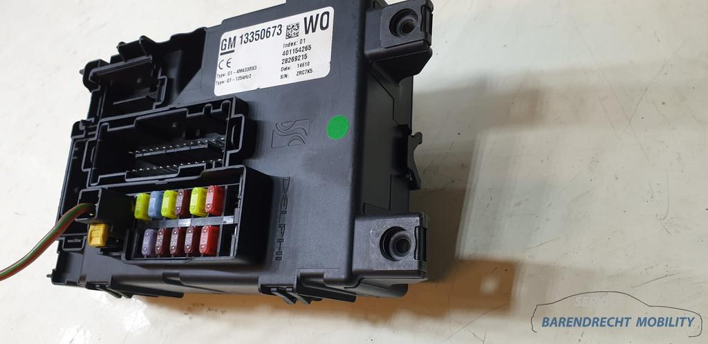 Zekeringkast Opel Corsa D 13350673 401154265 28269215 origin, Gebruikt, Opel Automobile GmbH, Ophalen of Verzenden, Kontakt@opel-infoservice.de