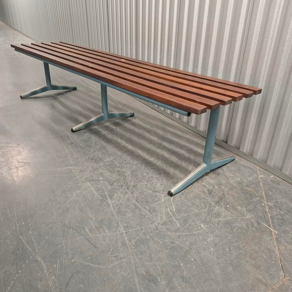 Vintage lattenbank uit kleedkamer gymnastiekzaal tafeltje, Gebruikt, Vintage design Mid Century jaren 60 70 80, 150 tot 200 cm