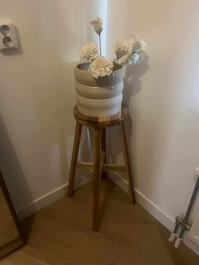 Ikea barkruk plantentafel hout, Ophalen, Zo goed als nieuw