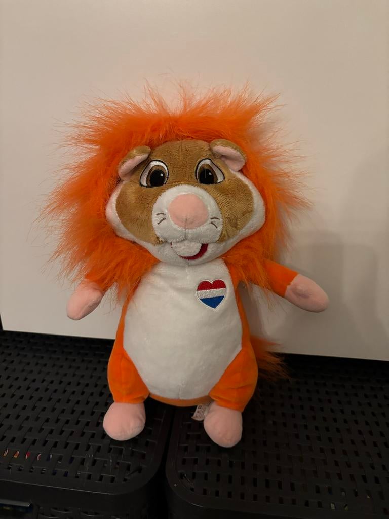 Albert Heijn AH Oranje knuffel hamster met oranje leeuw pak!, Oranje, Overige typen, Ophalen of Verzenden, Zo goed als nieuw