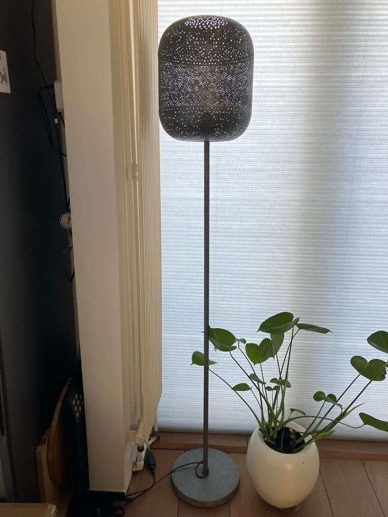 Moderne staande lamp met geperforeerd design, Ophalen, Gebruikt, Metaal, 150 tot 200 cm