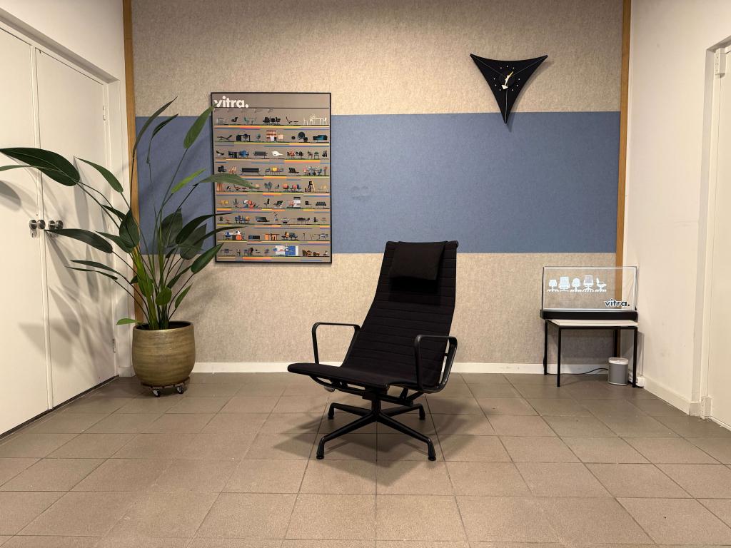 Vitra | Eames | EA124  Fauteuil | Black on Black | 1x, Vitra, Gebruikt, Vitra Artifort Cassina Fritz Hansen Eames Gispen Pastoe Hay