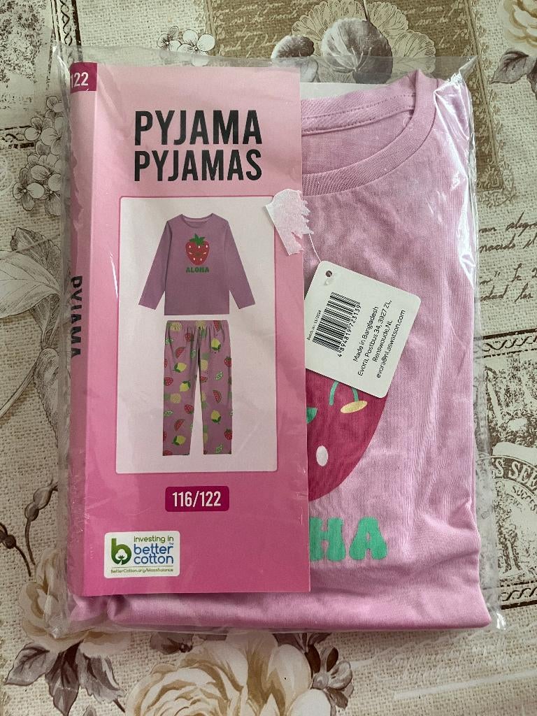 Nieuwe pyjama ' Aloha ' Maat 116 / 122, Kinderen en Baby's, Kinderkleding | Maat 116, Ophalen of Verzenden, Nieuw, Meisje, Nacht- of Onderkleding