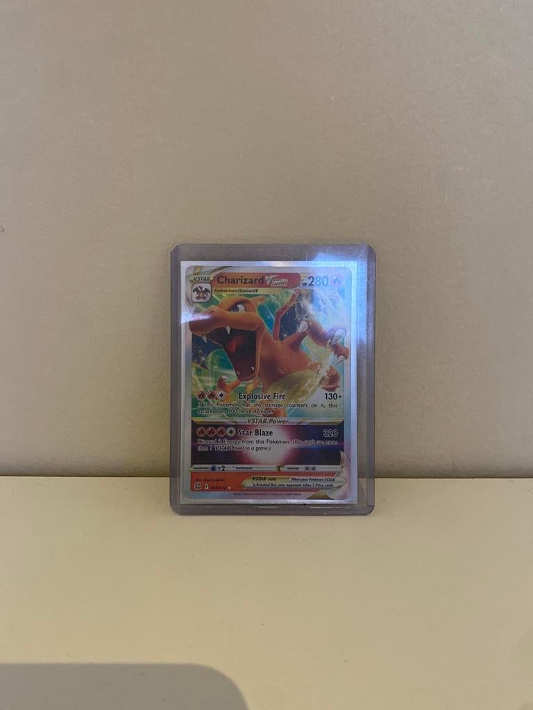 Charizard Vstar 018/172 + bescherming, Ophalen of Verzenden, Zo goed als nieuw