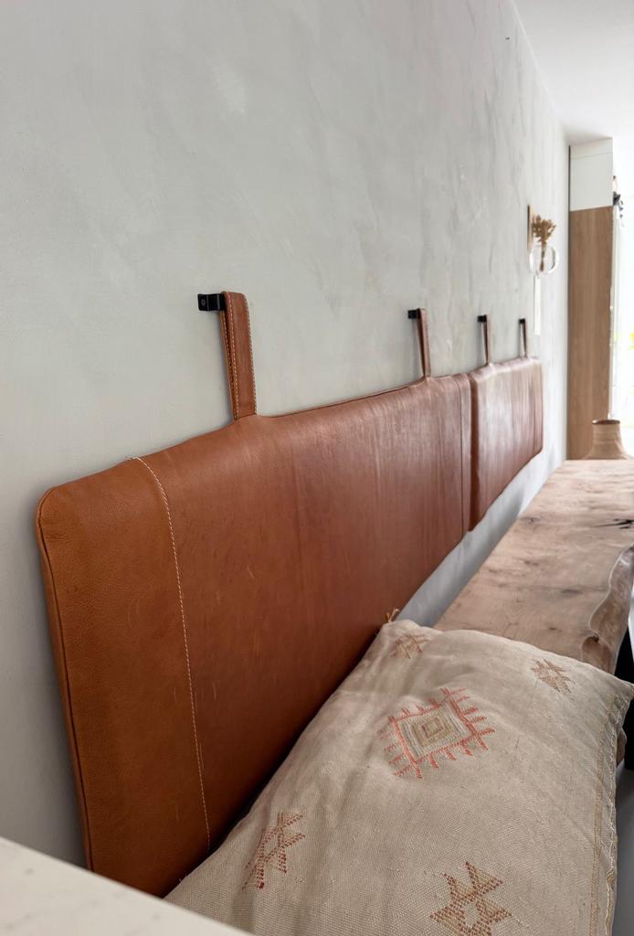 Nahka hoofd / wandkussen cognac kleur; 2 stuks, Huis en Inrichting, Woonaccessoires | Kussens, Zo goed als nieuw, Overige kleuren