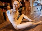 Zittende etalagepop paspop mannequin new john nissen, Verzamelen, Militaria | Tweede Wereldoorlog, Ophalen